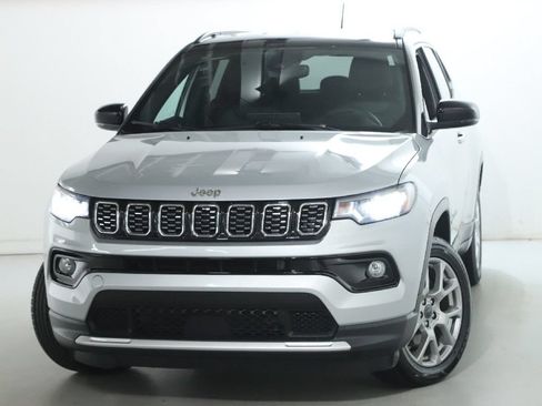 Used 2025 Jeep Compass Limited AWD/4WD image 3