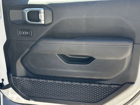 Used 2023 Jeep Wrangler Unlimited Sahara image 15