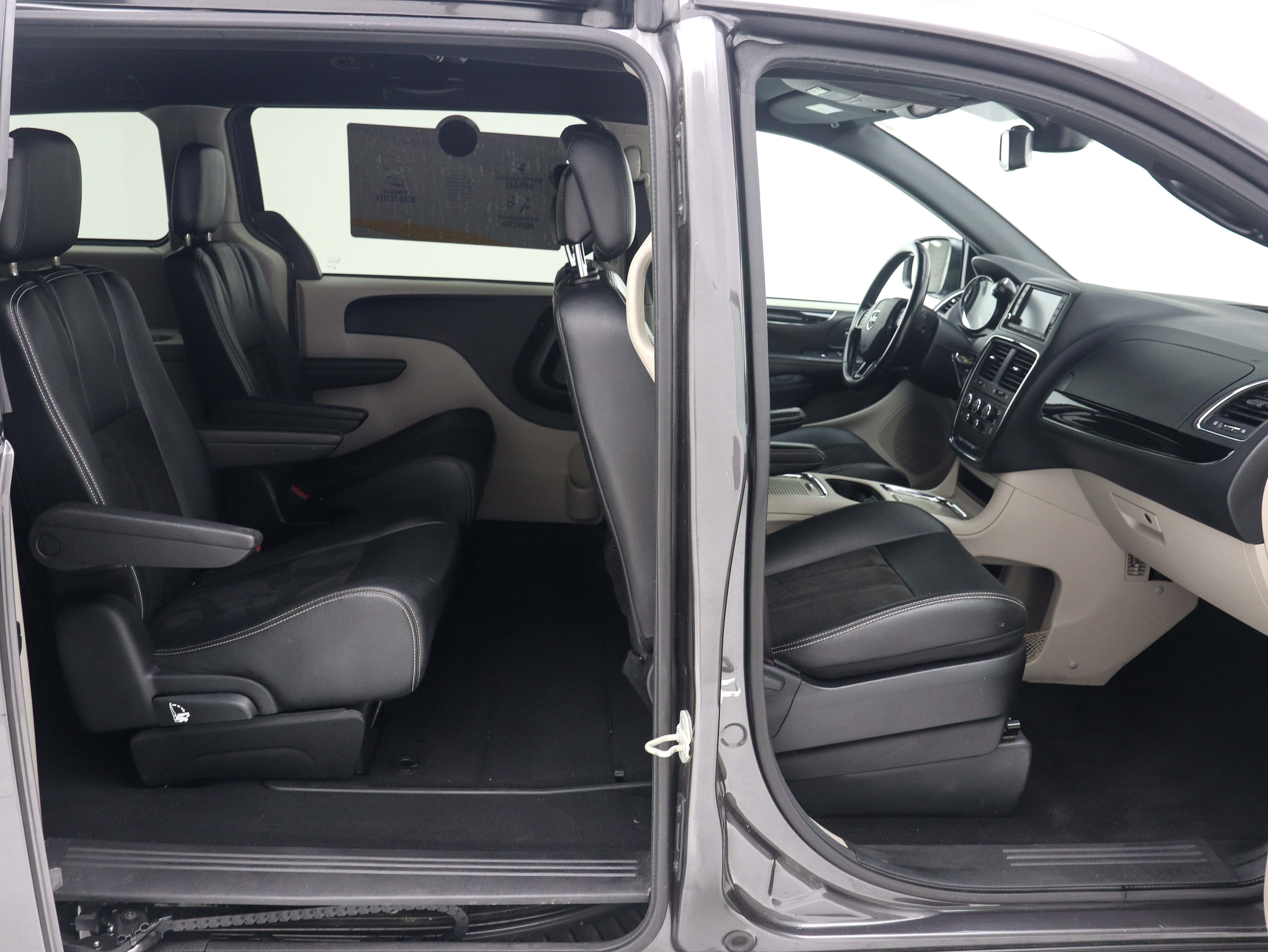Used 2020 Dodge Grand Caravan SXT FWD image 14