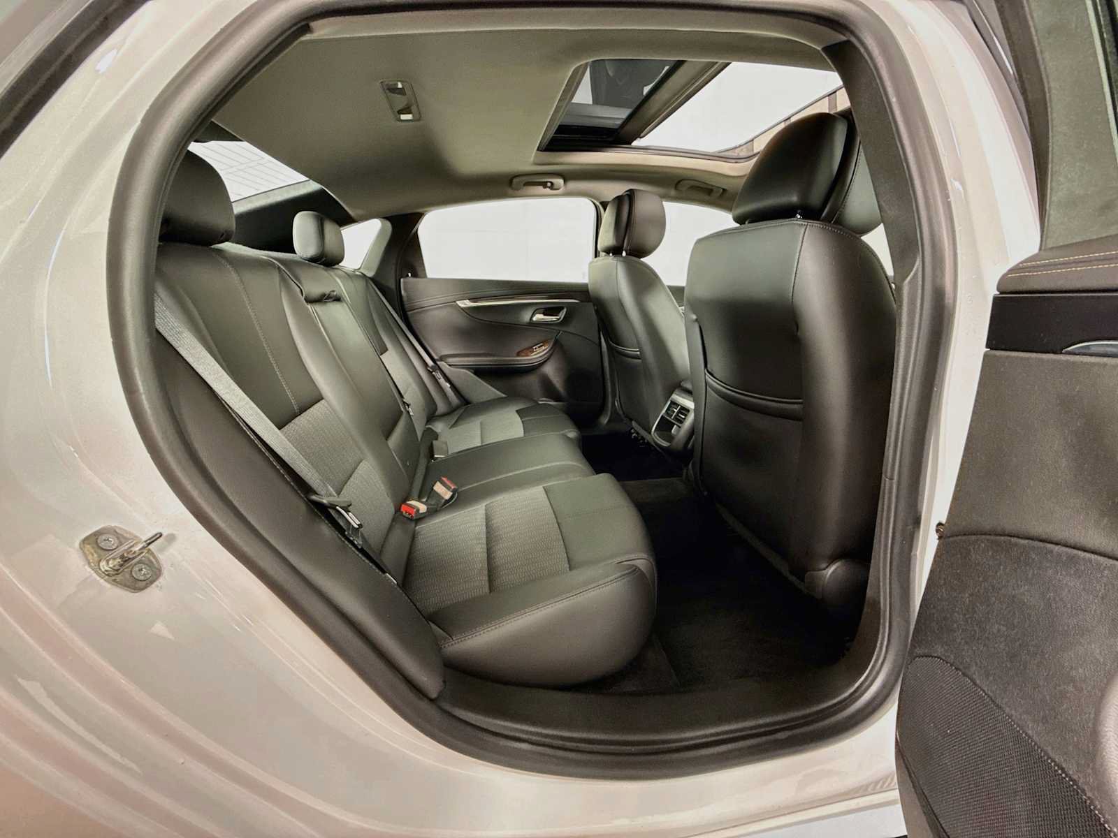 Used 2014 Chevrolet Impala LT w/ Convenience Package FWD image 22