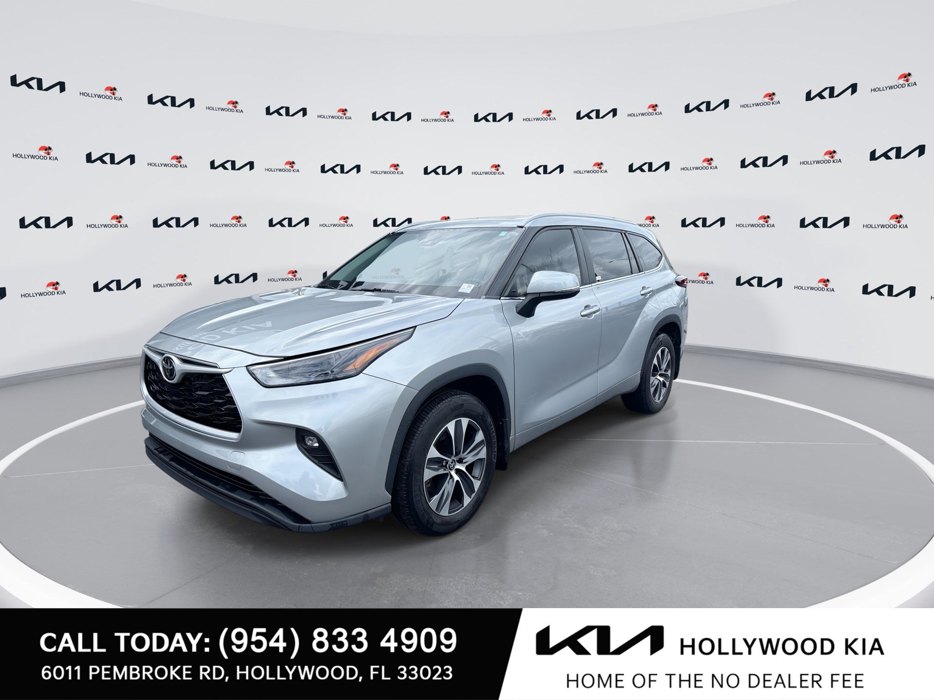 Used 2024 Toyota Highlander XLE FWD image 4