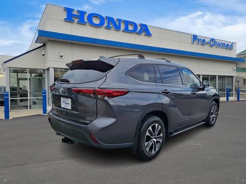 Used 2021 Toyota Highlander XLE AWD/4WD image 4