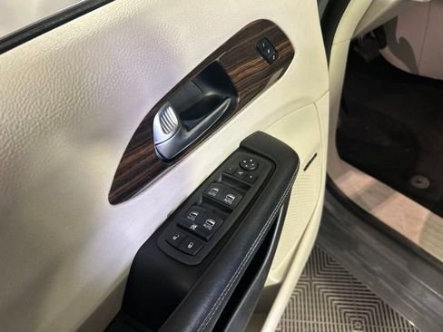 Used 2022 Chrysler Pacifica Limited FWD image 12