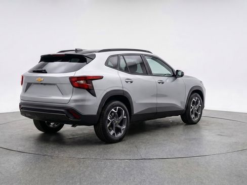 Used 2025 Chevrolet Trax LT FWD image 9