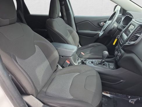 Used 2019 Jeep Cherokee Latitude w/ Cold Weather Group FWD image 10