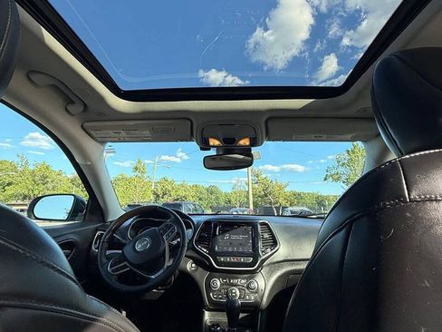 Used 2019 Jeep Cherokee Overland w/ Technology Group AWD/4WD image 12