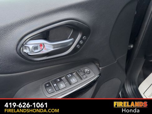 Used 2023 Jeep Cherokee Altitude Lux w/ Lux Elite Package image 12