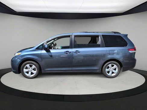 Used 2014 Toyota Sienna LE FWD image 5