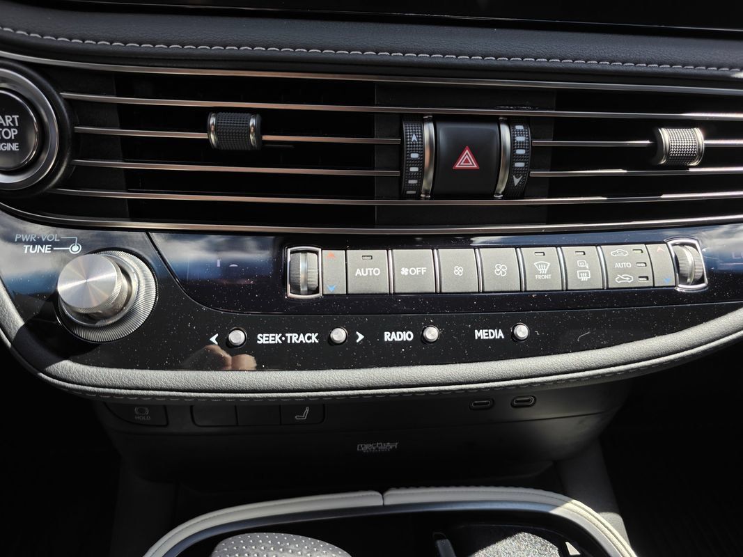Used 2023 Lexus LS 500 F Sport w/ Accessory Package (Z1) AWD/4WD image 29