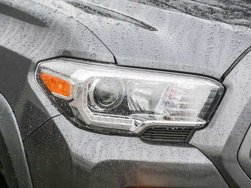 Used 2020 Toyota Tacoma TRD Off-Road w/ Technology Package image 4