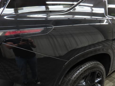 Used 2024 Chevrolet Traverse RS image 37