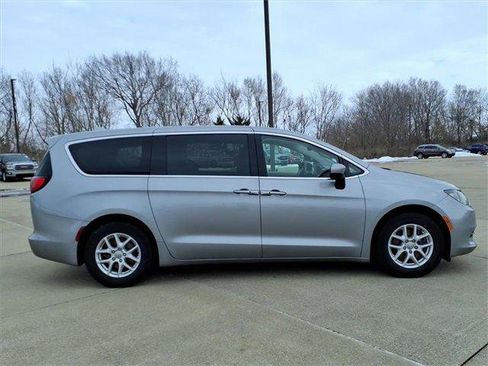Used 2017 Chrysler Pacifica Touring image 5