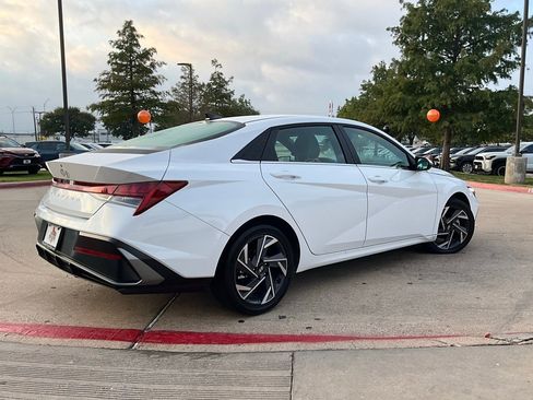 Used 2025 Hyundai Elantra Limited image 6