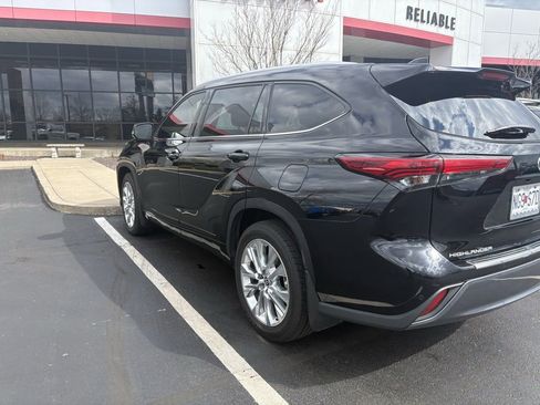 Used 2023 Toyota Highlander Limited image 3