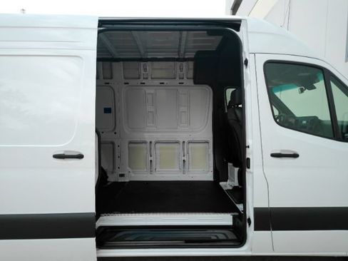Used 2024 Mercedes-Benz Sprinter 2500 image 5