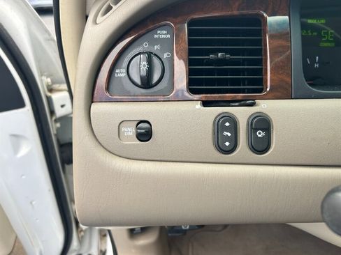 Used 2002 Lincoln Town Car Executive RWD image 17
