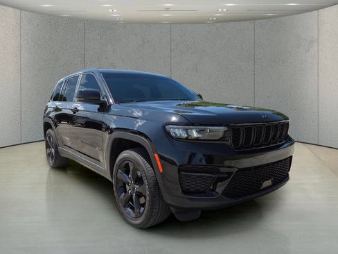 Used 2023 Jeep Grand Cherokee Altitude RWD image 13