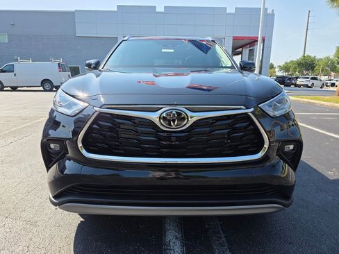 New 2026 Toyota Highlander Platinum AWD/4WD image 2