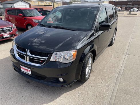 Used 2018 Dodge Grand Caravan SXT image 3