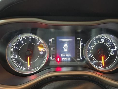 Used 2018 Jeep Cherokee Latitude w/ Cold Weather Group image 11