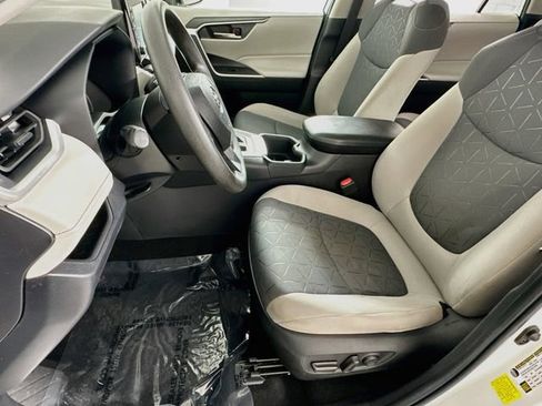 Used 2022 Toyota RAV4 XLE w/ Convenience Package FWD image 9