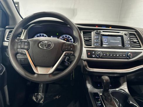Used 2019 Toyota Highlander LE AWD/4WD image 8