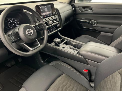 Used 2025 Nissan Pathfinder S FWD image 17