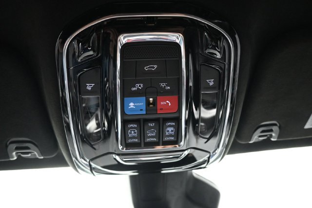 Used 2023 Jeep Grand Wagoneer Series III AWD/4WD image 12