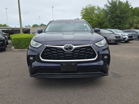 Used 2023 Toyota Highlander XLE image 3