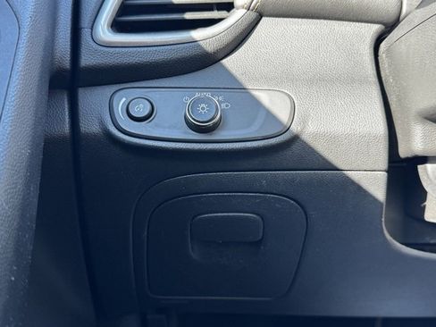 Certified 2022 Chevrolet Trax LT w/ LT Convenience Package image 26