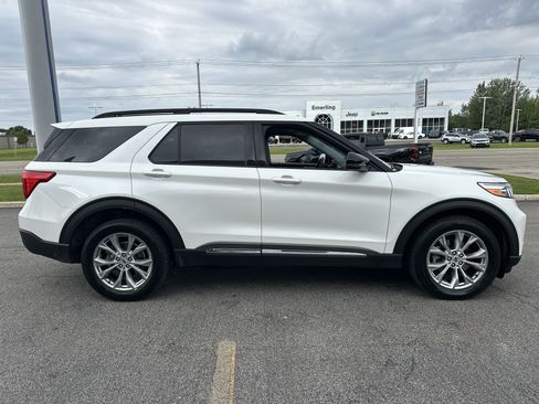 Used 2024 Ford Explorer XLT w/ Equipment Group 202A AWD/4WD image 16