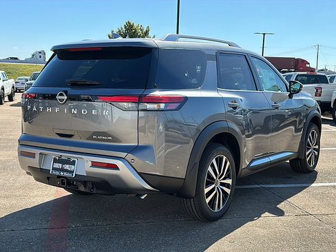 New 2025 Nissan Pathfinder Platinum image 8