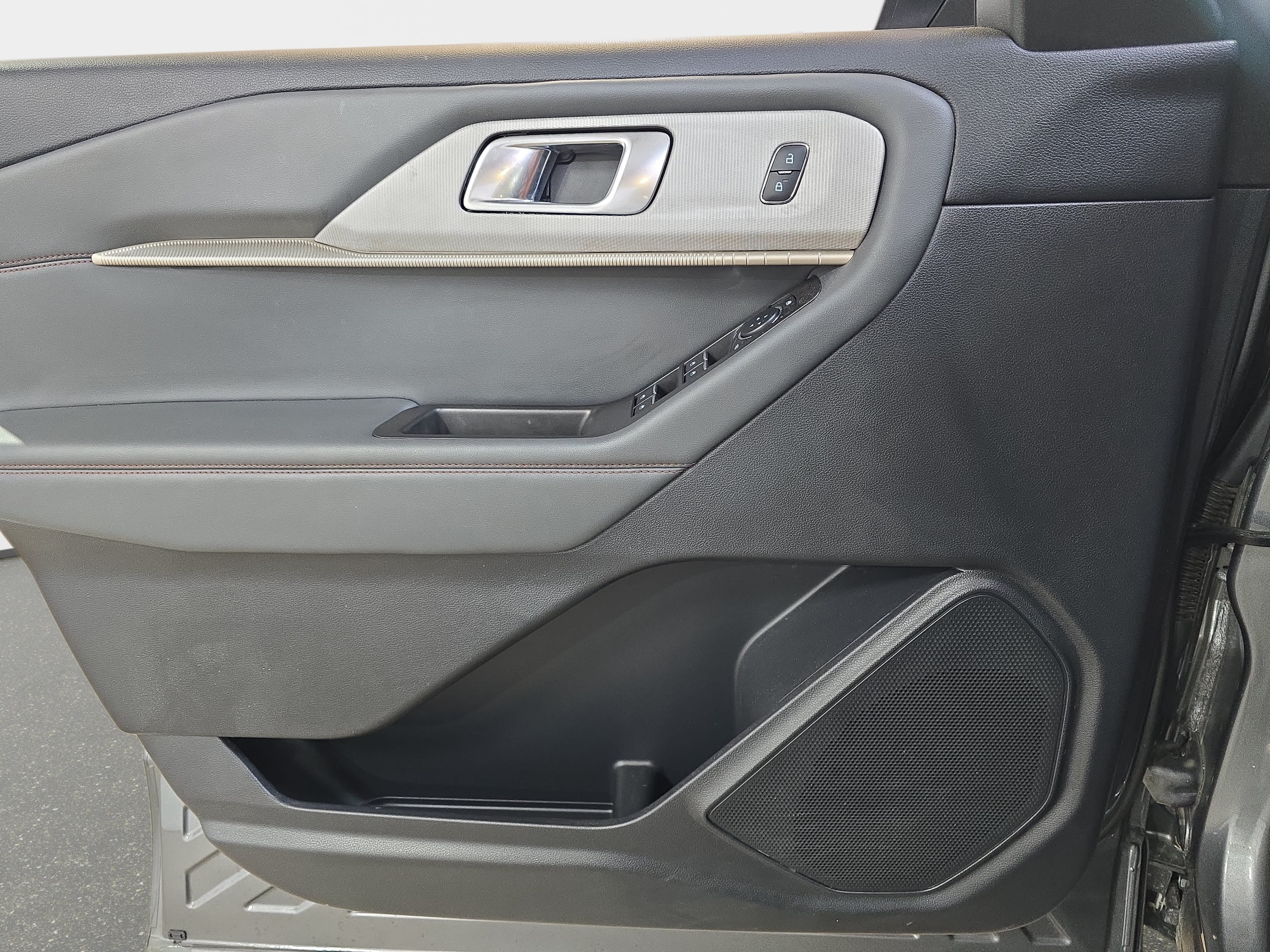 Used 2025 Ford Explorer Active w/ Active Comfort Package RWD image 24