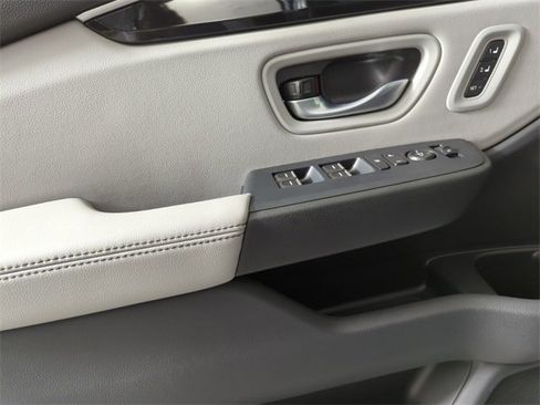 New 2025 Honda Pilot Touring image 11