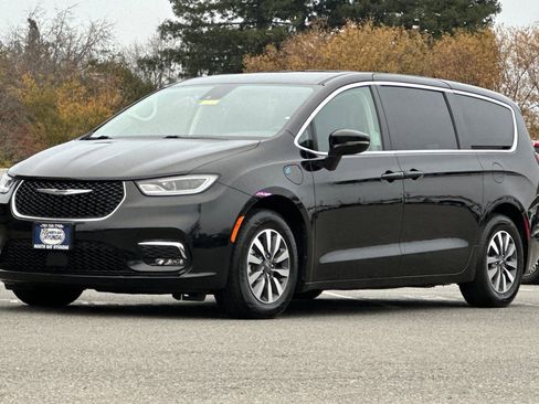 Used 2024 Chrysler Pacifica Select image 8