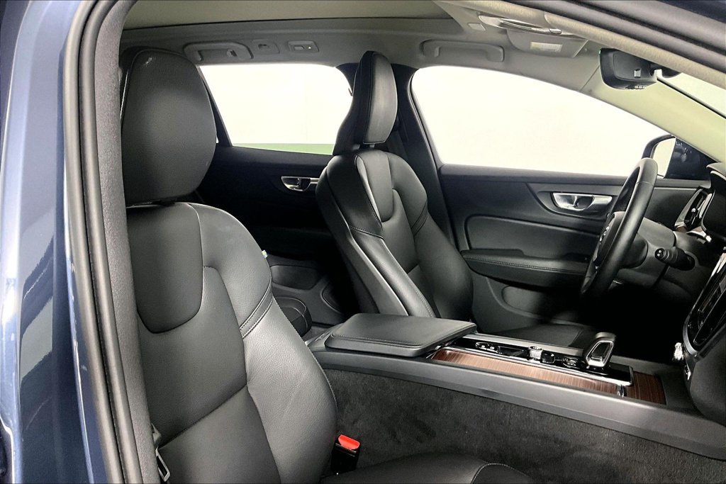 Used 2025 Volvo V60 B5 Cross Country Plus AWD/4WD image 7