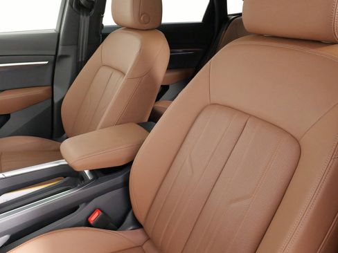 Used 2024 Audi Q8 e-tron Premium Plus w/ Premium Plus Package image 33