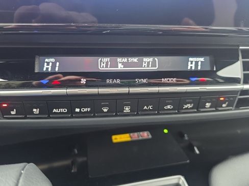 Used 2025 Toyota Sienna Limited image 14