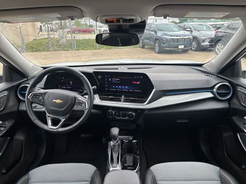 Used 2025 Chevrolet Trax LT w/ LT Convenience Package image 32