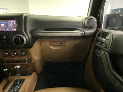 Used 2016 Jeep Wrangler Unlimited Rubicon w/ Connectivity Group AWD/4WD image 25