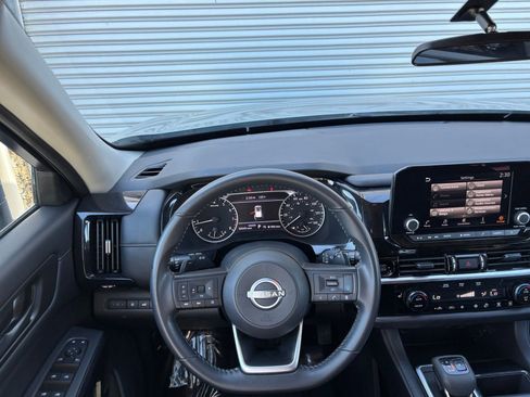 Used 2025 Nissan Pathfinder SV FWD image 37