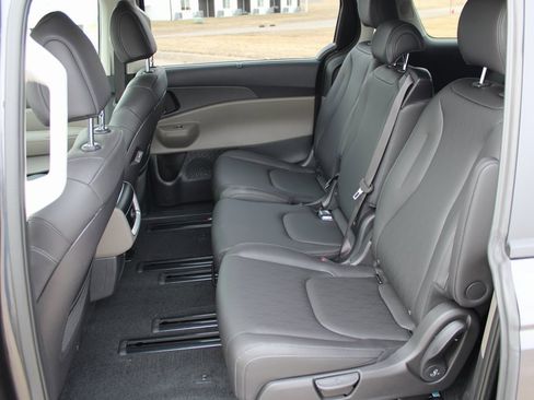 New 2026 Kia Carnival EX image 7