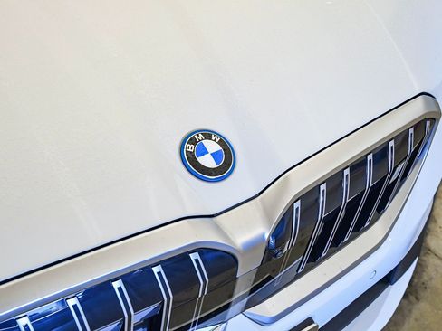 Used 2025 BMW i5 xDrive40 w/ Premium Package image 8