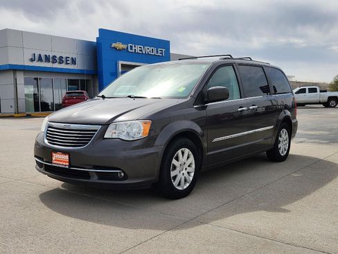 Used 2015 Chrysler Town & Country Touring w/ Driver Convenience Group image 2