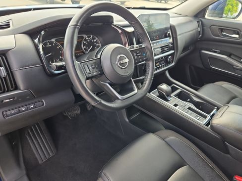 Used 2025 Nissan Pathfinder SL FWD image 13