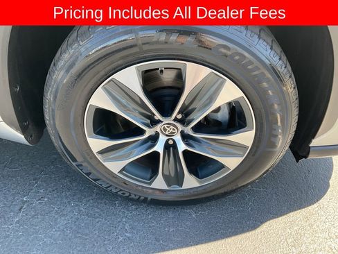 Used 2022 Toyota Highlander XLE FWD image 25