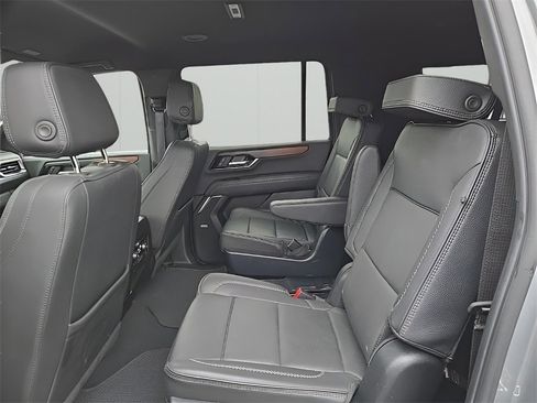 Used 2025 GMC Yukon XL Denali image 12
