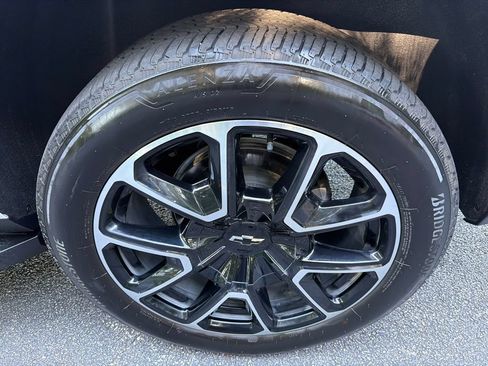 Used 2025 Chevrolet Suburban RST RWD image 20