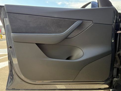 Used 2021 Tesla Model Y Long Range image 19