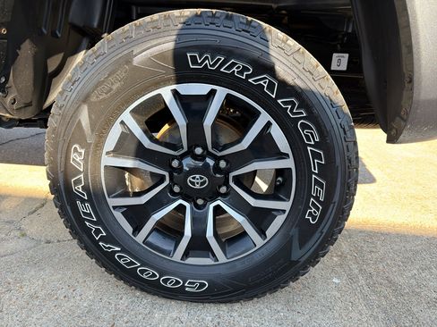 Used 2020 Toyota Tacoma TRD Sport w/ Technology Package AWD/4WD image 14